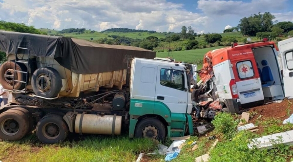 Helicópteros são acionados para atender acidente entre carreta e ambulância que levava grávida em trabalho de parto — Foto: Samu