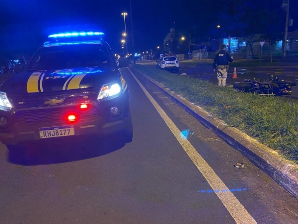 Motociclista morre após cair de Kawasaki e ser atropelado por carro em Maringá — Foto: PRF