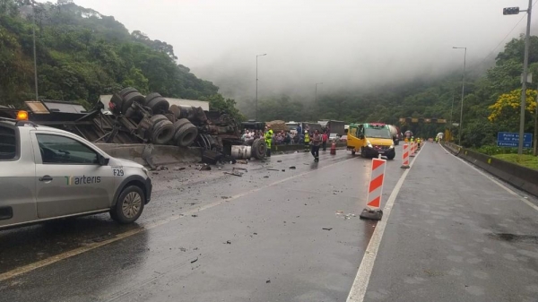 Carreta tomba e interdita BR-376 em Guaratuba, no Paraná — Foto: PRF