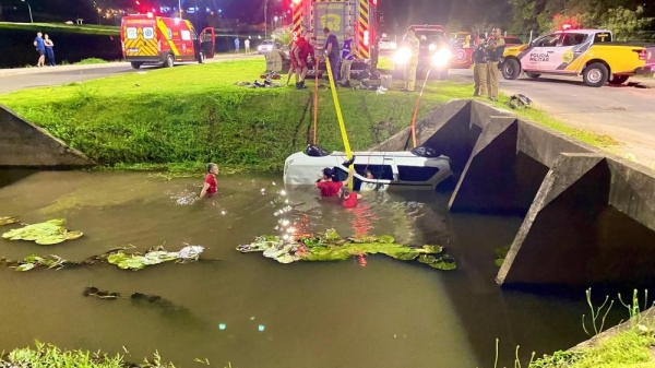 Carro cai de ponte, fica submerso e duas pessoas morrem em lago de parque de Castro — Foto: Corpo de Bpmbeiros