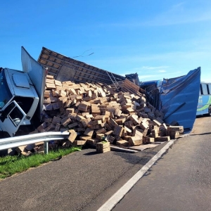 Ônibus com 30 universitários colide em traseira de caminhão na PR-151, em Carambeí — Foto: Carla Yarin/RPC
