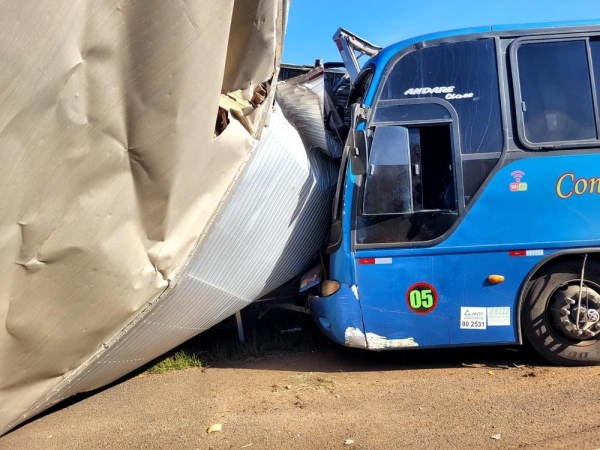 Ônibus com 30 universitários colide em traseira de caminhão na PR-151, em Carambeí — Foto: Carla Yarin/RPC