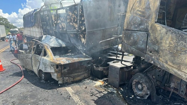 Duas pessoas morrem carbonizadas em acidente frontal entre carro da saúde e caminhão — Foto: Corpo de Bombeiros
