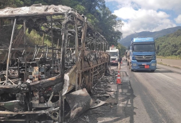 Ônibus pega fogo na BR-277, em Morretes; ninguém se feriu — Foto: PRF