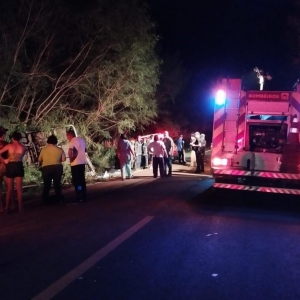 Micro-ônibus tombou na PR-317, no norte do Paraná — Foto: Corpo de Bombeiros