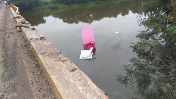 Caminhão fica submerso no Rio Tibagi após motorista perder controle e cair de ponte — Foto: PRF