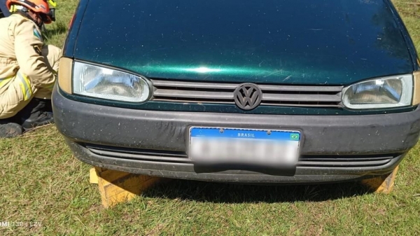 Idoso morre atropelado pelo próprio carro ao parar para fechar portão de casa — Foto: Corpo de Bombeiros