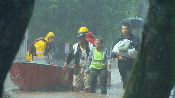 Moradores socorridos em Santa Cruz do Sul — Foto: Reprodução/RBS TV