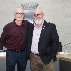 Foto: Assessoria (Ciro Kreutz com o autor da proposição, vereador Sargento Sidney Alegre)