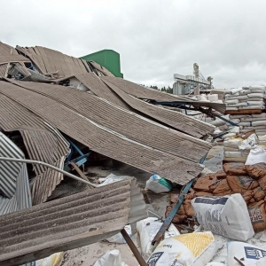 Cooperativa de Mangueirinha teve teto totalmente destruído por fortes ventos — Foto: Defesa Civil
