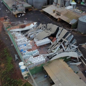 Teto de empresa em Mangueirinha foi completamente destruído — Foto: Defesa Civil