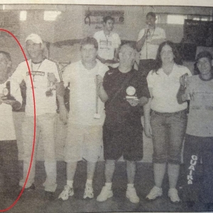 Foto da reportagem no jornal O presente no dia da conquista de campeão regional de Malha representando o município de Maripá.