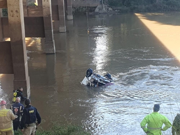 Idosa morre após carro cair de ponte no Rio Tibagi, em Ponta Grossa — Foto: André Salamucha/RPC
