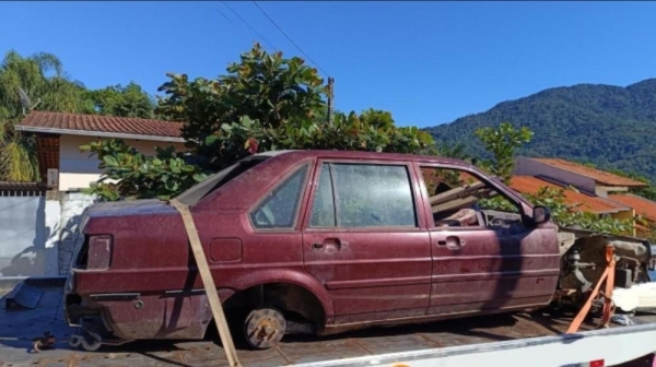 Mulher vai buscar carro 3 anos depois e encontra veículo parcialmente desmanchado — Foto: Polícia Militar/Divulgação