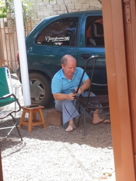 Toninho no local de trabalha reformando as cadeiras. Foto: Divulgação.