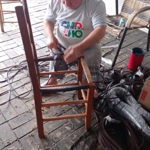 Toninho no local de trabalha reformando as cadeiras. Foto: Divulgação.
