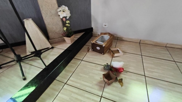 Imagens religiosas são quebradas e dinheiro de ofertório é furtado de igreja no Paraná — Foto: Guia São Miguel