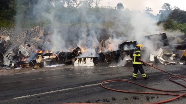 Acidente foi registrado no km 672 da BR-376, sentido Santa Catarina — Foto: PRF