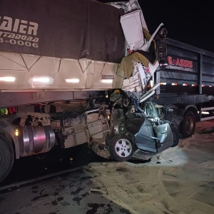 Carro foi prensado por carretas no Contorno Leste, na Região Metropolitana de Curitiba — Foto: PRF
