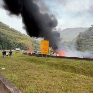 BR-376 tem interdição total sentido Santa Catarina após acidente em Guaratuba — Foto: Marco Salles/RPC