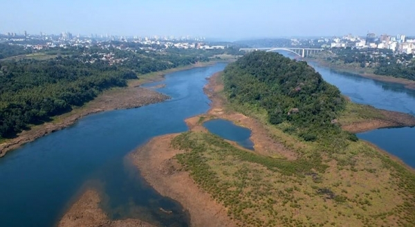 Rio Paraná está com nível de 5 a 8 metros abaixo do normal na região da Ponte da Amizade — Foto: Reprodução RPC