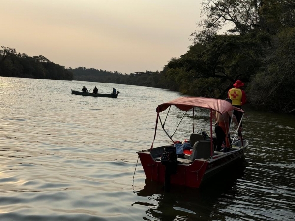 Bombeiros buscam por pai e filho desaparecidos em rio do Paraná — Foto: Corpo de Bombeiros
