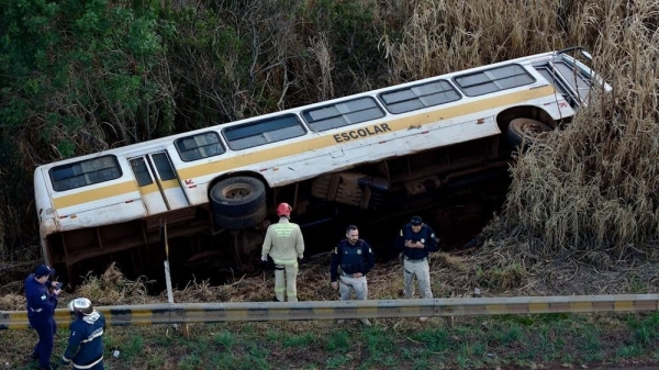 Ônibus escolar com 25 crianças tomba na BR-277, no Paraná — Foto: Fabrício Eduardo