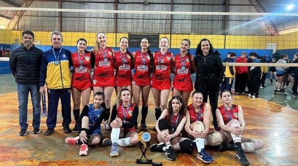 As equipes de Maripá são treinadas pelo técnico desportivo de voleibol Paulo Rogério Scussel. Fotos: Assessoria