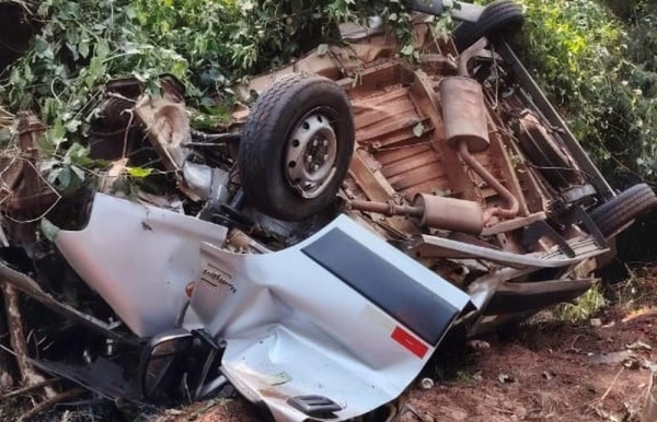 Quatro pessoas morrem e outras cinco ficam feridas após van sair da pista, capotar e bater em árvore — Foto: Corpo de Bombeiros
