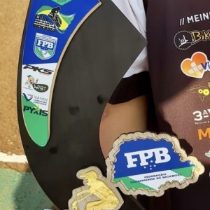 Myckael Bassi com o troféu. Foto: Divulgação.