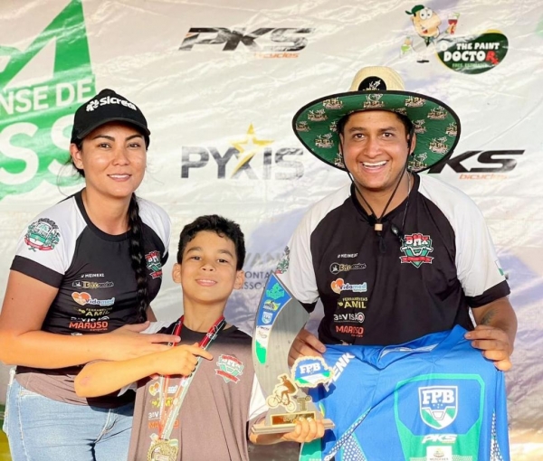 Os pais Rubiano Bassi, Micheli Bassi com o filho Myckael Bassi. Foto: Divulgação.