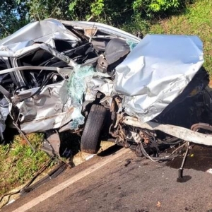 Batida na BR-277 ontem (16) — Foto: Reprodução/Corpo de Bombeiros de Laranjeiras do Sul