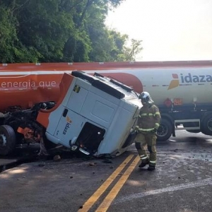Batida na BR-277 ontem (16) — Foto: Reprodução/Corpo de Bombeiros de Laranjeiras do Sul