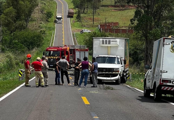 Acidente interditou rodovia em Paranavaí (PR) — Foto: Evandro Oliveira/RPC