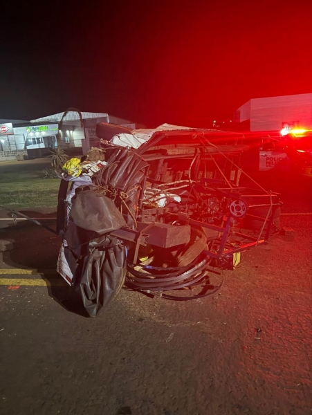 O reboque atingiu a frente do caminhão. Fotos: PRE.