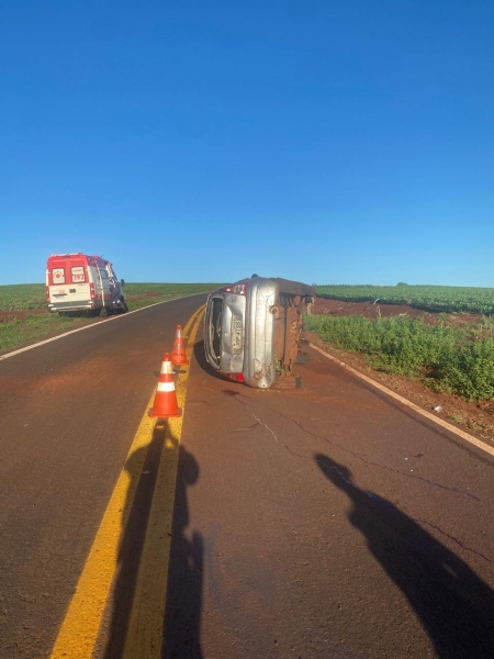 O carro ficou de lado. Foto: PRE.