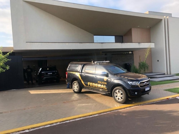 Polícia cumpre mandados contra organização criminosa investigada por transportar mais de 20 toneladas de cocaína — Foto: Polícia Federal/Guaíra