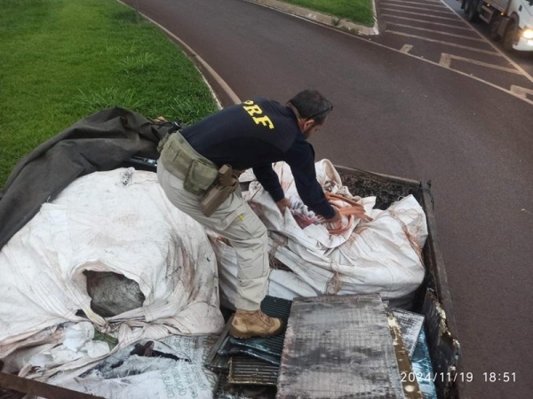 O caminhão, a carga e o condutor foram encaminhados para a Central de Flagrantes. Fotos: PRF Cascavel.