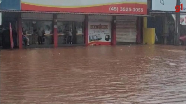 Chuva deixa bairros de Foz do Iguaçu alagados — Foto: Reprodução