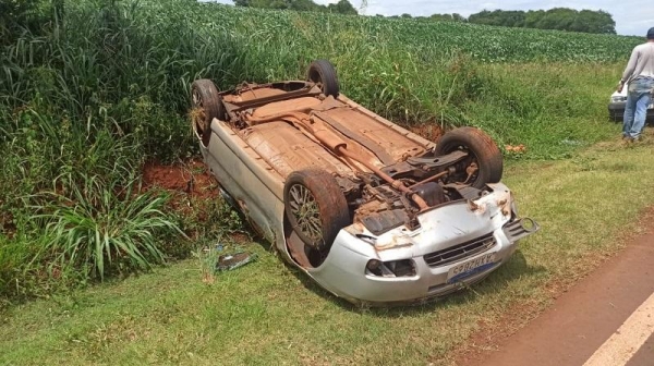 Veículo capotado com as rodas para cima. Foto: Portal Nova Santa Rosa.