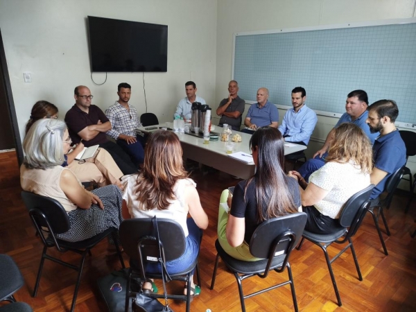 Prefeito Rodrigo Ribeiro e vice-prefeita Judith Sendtko reunidos com os secretários municipais. Foto: Assessoria/Prefeitura.
