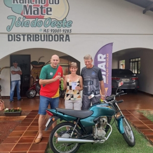 Moto Sorteada em 2024, Lorena e Luis Deimling recebendo a moto. Foto: Divulgação.