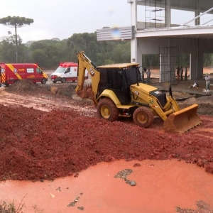 Jovem sobrevive após ficar cerca de duas horas soterrado em obra no Paraná — Foto: Reprodução/RPC