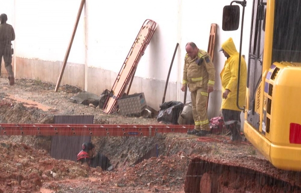 ovem sobrevive após ficar cerca de duas horas soterrado em obra no Paraná — Foto: Reprodução/RPC