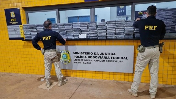 O motorista foi preso em flagrante por tráfico de drogas. Foto: PRF.