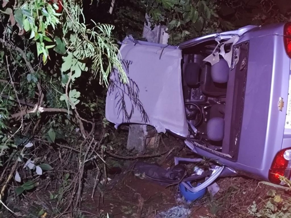 O Corsa, saiu da pista, colidiu contra um poste da rede elétrica e tombou. Foto: Rádio Danúbio Azul FM.