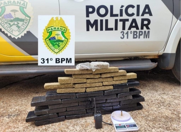 foram encontrados no quarto da residência 18,8 kg de maconha. Foto: PMPR.