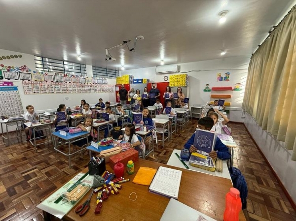 Prefeito Rodrigo Ribeiro e Vice-prefeita Judith Sendtko durante visita às escolas nesta quarta-feira  Foto: Assessoria/Prefeitura .