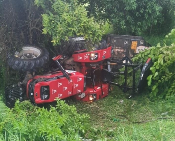 Homem morreu após ser esmagado pelo trator que operava — Foto: Polícia Rodoviária Estadual