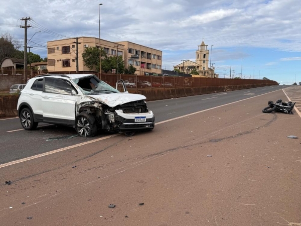 Três pessoas em uma moto batem em carro e morrem na BR-277, no Paraná — Foto: Marcos Landim/RPC